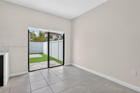 Adosado en venta en Hialeah, Florida, 3 dormitorios, 123.75 m2 № 2434095 - foto 14