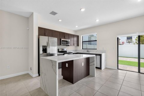 Adosado en venta en Hialeah, Florida, 3 dormitorios, 123.75 m2 № 2434095 - foto 13