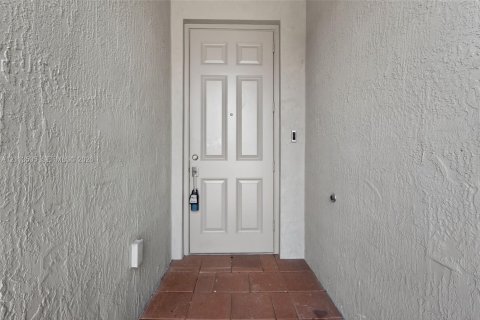 Adosado en venta en Hialeah, Florida, 3 dormitorios, 123.75 m2 № 2434095 - foto 5