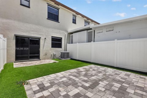 Adosado en venta en Hialeah, Florida, 3 dormitorios, 123.75 m2 № 2434095 - foto 19