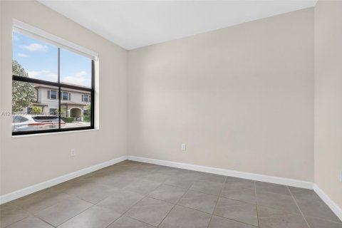 Adosado en venta en Hialeah, Florida, 3 dormitorios, 123.75 m2 № 2434095 - foto 23