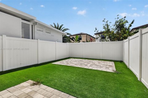 Adosado en venta en Hialeah, Florida, 3 dormitorios, 123.75 m2 № 2434095 - foto 17