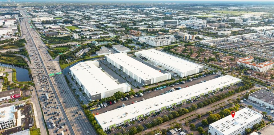 Immobilier commercial à Doral, Floride № 1925770