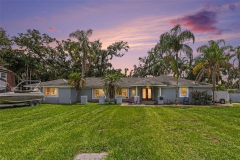 House in Valrico, Florida 4 bedrooms, 285.21 sq.m. № 2284924