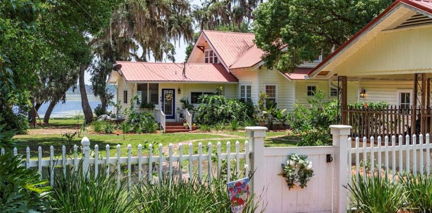 House in Keystone Heights, Florida 5 bedrooms, 285.02 sq.m. № 1767644