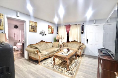 House in Apopka, Florida 4 bedrooms, 126.81 sq.m. № 2238039 - photo 3