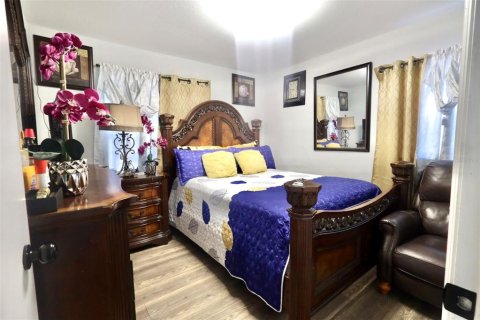 House in Apopka, Florida 4 bedrooms, 126.81 sq.m. № 2238039 - photo 26