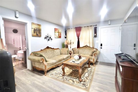 House in Apopka, Florida 4 bedrooms, 126.81 sq.m. № 2238039 - photo 4
