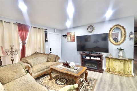 House in Apopka, Florida 4 bedrooms, 126.81 sq.m. № 2238039 - photo 6