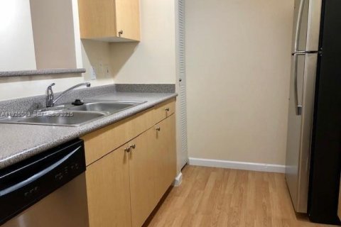 Condo in Hollywood, Florida, 1 bedroom № 1984501 - photo 10