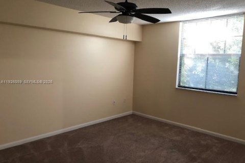 Condo in Hollywood, Florida, 1 bedroom № 1984501 - photo 12