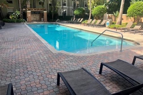 Condo in Hollywood, Florida, 1 bedroom № 1984501 - photo 7