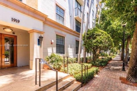 Condo in Hollywood, Florida, 1 bedroom № 1984501 - photo 3