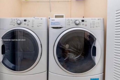 Condo in Hollywood, Florida, 1 bedroom № 1984501 - photo 14