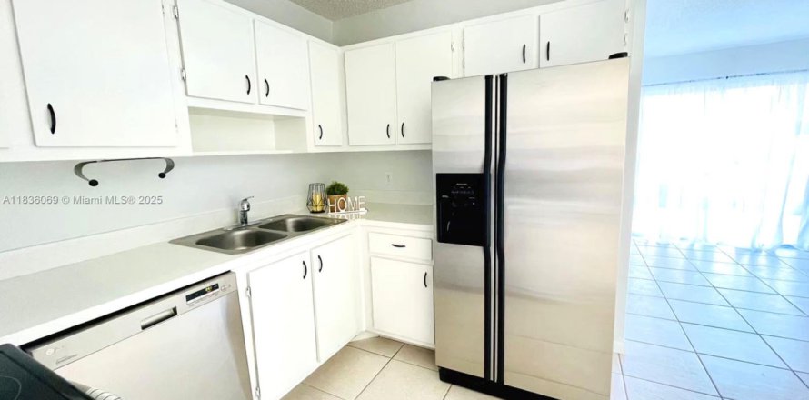 House in Stuart, Florida 3 bedrooms, 105.07 sq.m. № 1822021