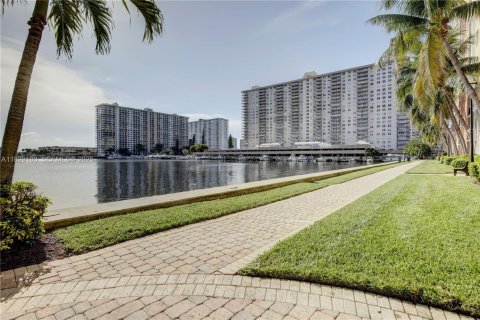 Купить кондоминиум в Санни-Айлс-Бич, Флорида 2 спальни, 95.13м2, № 1943402 - фото 14