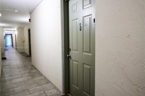 Condominio en venta en Cutler Bay, Florida, 1 dormitorio, 70.61 m2 № 1993650 - foto 2