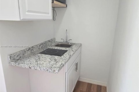 Commercial property in Miami, Florida 1 bedroom № 2011331 - photo 6