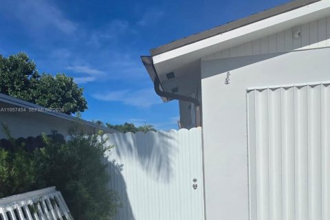 Commercial property in Miami, Florida 1 bedroom № 2011331 - photo 14