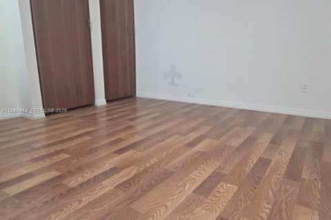 Commercial property in Miami, Florida 1 bedroom № 2011331 - photo 11