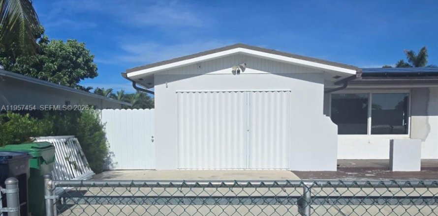 Commercial property in Miami, Florida 1 bedroom № 2011331