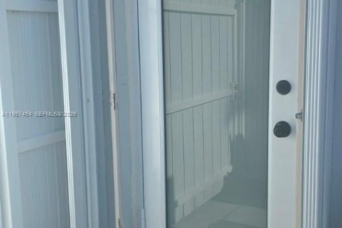 Commercial property in Miami, Florida 1 bedroom № 2011331 - photo 2