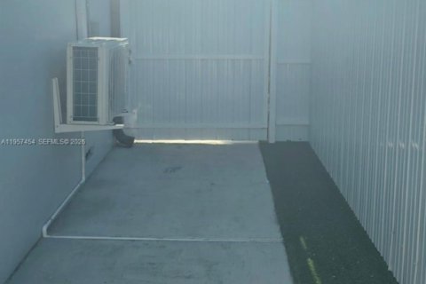Commercial property in Miami, Florida 1 bedroom № 2011331 - photo 15