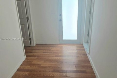 Commercial property in Miami, Florida 1 bedroom № 2011331 - photo 4