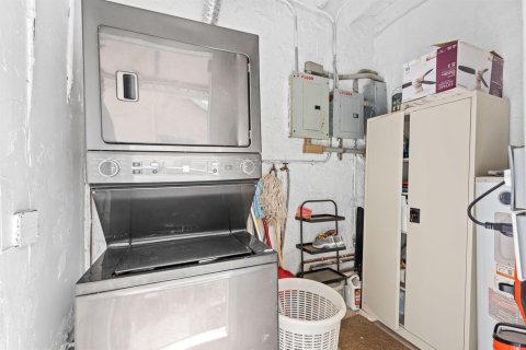 Commercial property in Hollywood, Florida 94.85 sq.m. № 2174284 - photo 11