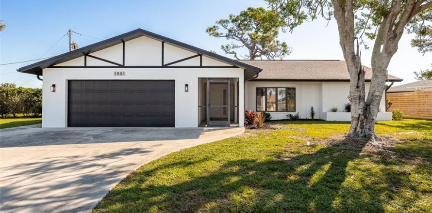 House in Englewood, Florida 3 bedrooms, 146.79 sq.m. № 1907492
