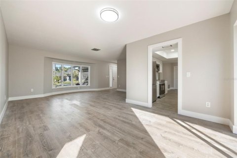 House in Englewood, Florida 3 bedrooms, 146.79 sq.m. № 1907492 - photo 8
