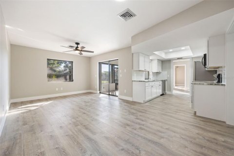 House in Englewood, Florida 3 bedrooms, 146.79 sq.m. № 1907492 - photo 15