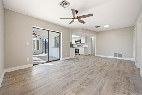 House in Englewood, Florida 3 bedrooms, 146.79 sq.m. № 1907492 - photo 16