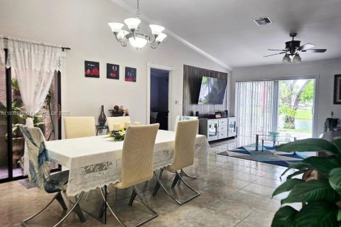 House in Deerfield Beach, Florida 3 bedrooms, 138.05 sq.m. № 1811945 - photo 13