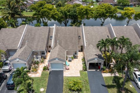 House in Deerfield Beach, Florida 3 bedrooms, 138.05 sq.m. № 1811945 - photo 4