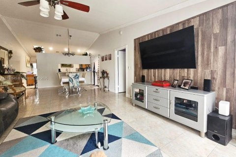 House in Deerfield Beach, Florida 3 bedrooms, 138.05 sq.m. № 1811945 - photo 3