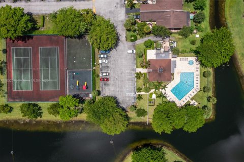 House in Deerfield Beach, Florida 3 bedrooms, 138.05 sq.m. № 1811945 - photo 1