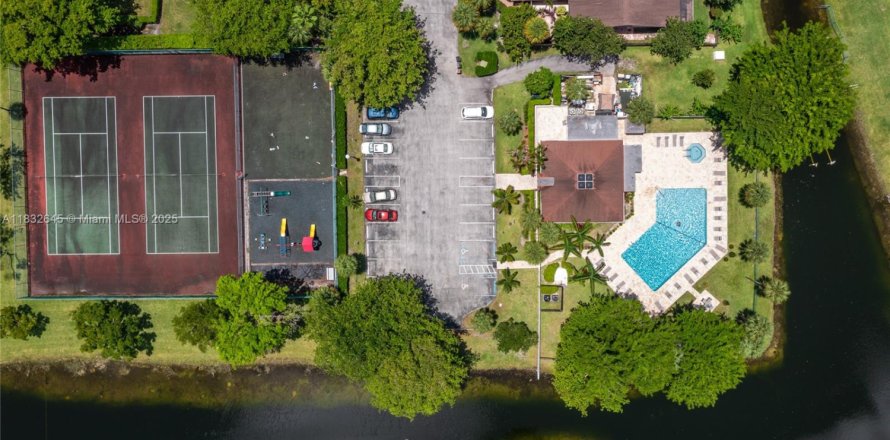House in Deerfield Beach, Florida 3 bedrooms, 138.05 sq.m. № 1811945