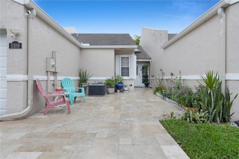 House in Deerfield Beach, Florida 3 bedrooms, 138.05 sq.m. № 1811945 - photo 7
