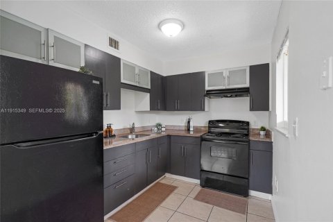 Снять в аренду кондоминиум в Форт-Лодердейл, Флорида 2 спальни, 61.32м2, № 2034634 - фото 2