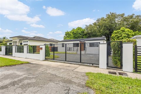 Villa ou maison à vendre à Miami, Floride: 4 chambres, 181.81 m2 № 2365028 - photo 2