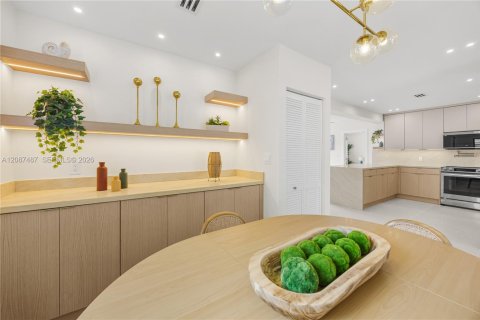 Villa ou maison à vendre à Miami, Floride: 4 chambres, 181.81 m2 № 2365028 - photo 18