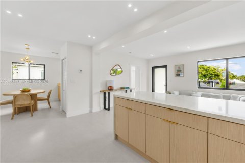 Villa ou maison à vendre à Miami, Floride: 4 chambres, 181.81 m2 № 2365028 - photo 12