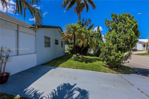 Villa ou maison à vendre à Tamarac, Floride: 2 chambres, 95.32 m2 № 2172403 - photo 4