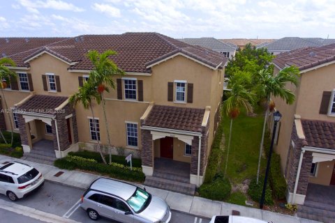 Touwnhouse à Miami, Floride 4 chambres, 214.79 m2 № 2434392
