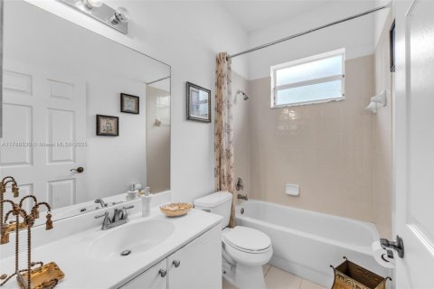 House in Homestead, Florida 4 bedrooms, 195 sq.m. № 1869905 - photo 15