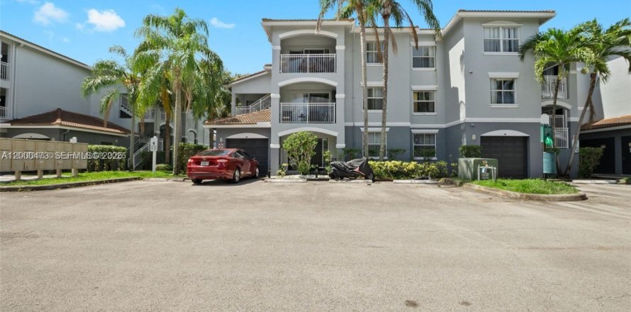 Кондоминиум с 2 спальнями в Пемброк-Пайнс, Флорида № 2065240