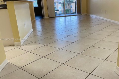 Снять в аренду кондоминиум в Пемброк-Пайнс, Флорида 2 спальни, 92.9м2, № 2065240 - фото 7