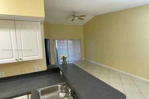 Снять в аренду кондоминиум в Пемброк-Пайнс, Флорида 2 спальни, 92.9м2, № 2065240 - фото 12