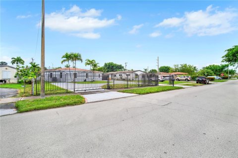 Villa ou maison à louer à Miami, Floride: 3 chambres, 149.2 m2 № 1969257 - photo 27